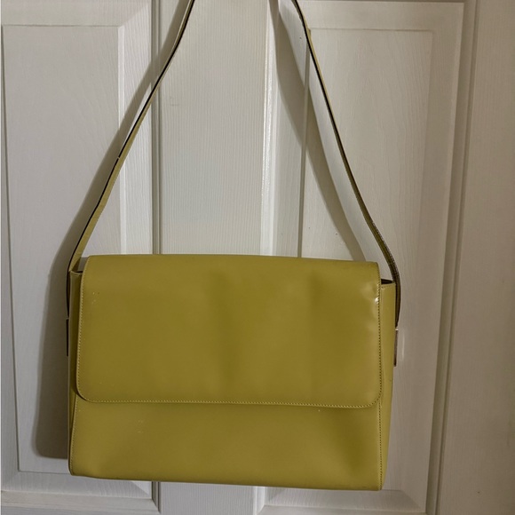 Gucci Yellow Shoulder Bag smooth patent leather poor to fair condition - Picture 3 of 14